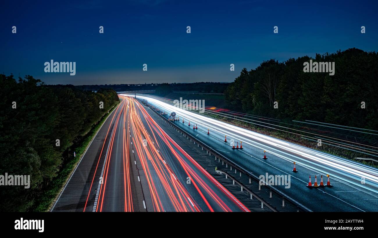 Lange Exposition der Autobahn in der Nacht - Erntemonde Stockfoto