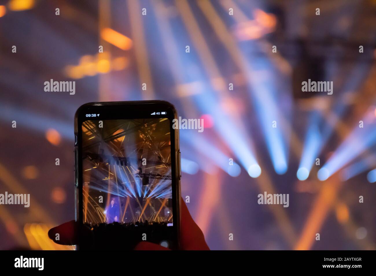 Szene, Bühnenbeleuchtung mit farbigen Spots und Rauch, Laserlicht Hintergrund auf dem Bildschirm eines Smartphones angezeigt Stockfoto
