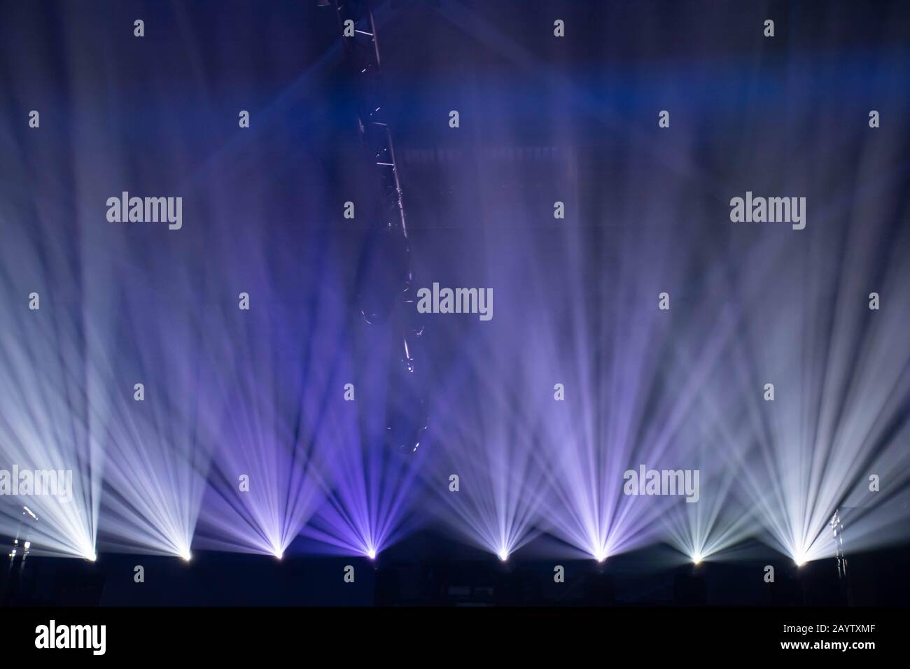 Szene, Bühnenbeleuchtung mit farbigen Scheinwerfern und Rauch, Lichtstrahlen Hintergrund, weiß und blau Stockfoto