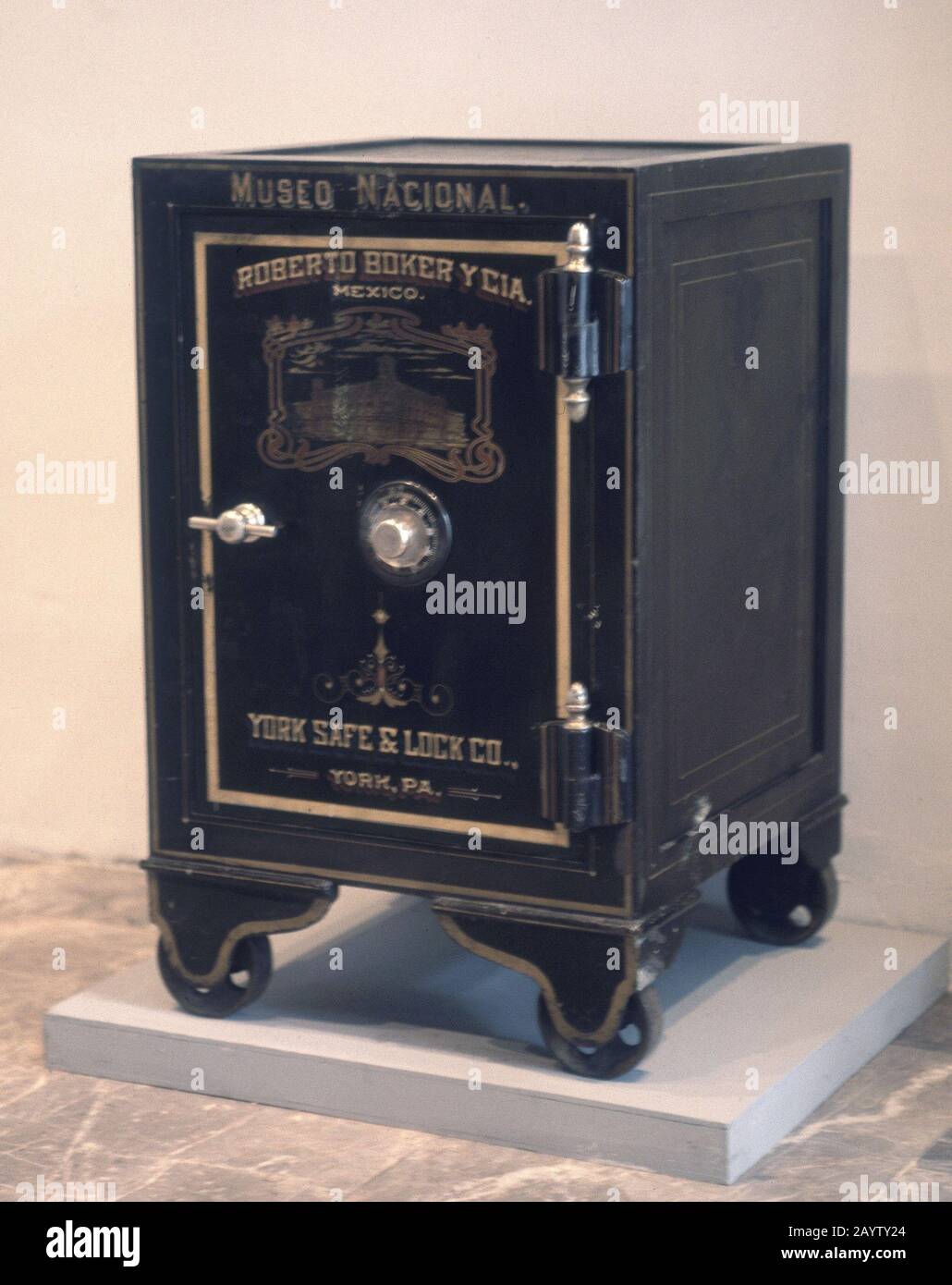 CAJA DE CAUDALES CON RUEDAS - SIGLO XIX ORT: MUSEO NACIONAL DE HISTORIA / CASTILLO DE CHAPULTEPEC. MEXIKO-STADT. CIUDAD DE MEXICO. Stockfoto