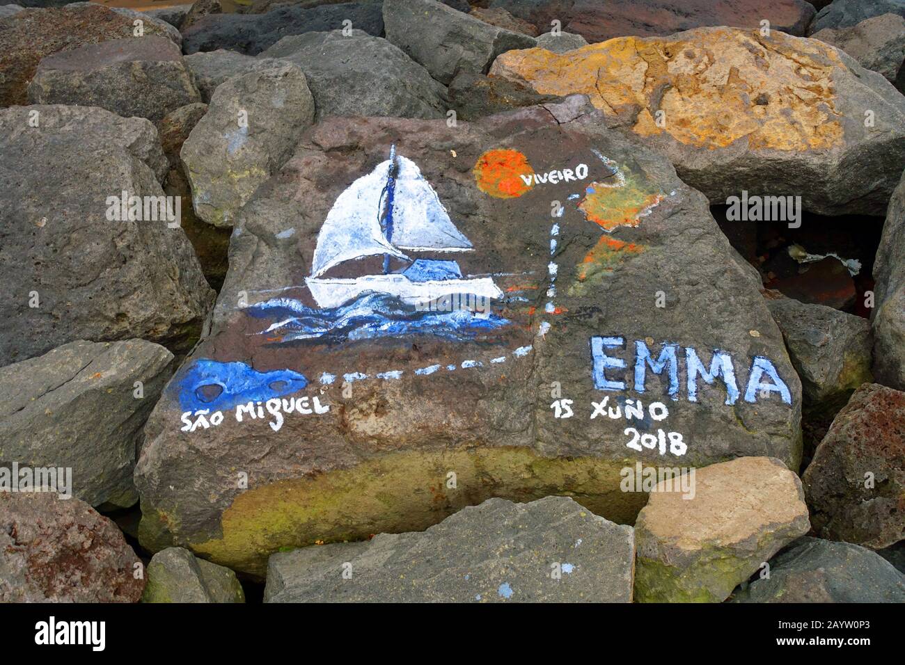 Bemalter Stein, Transatlantikübergang mit Segelboot, Portugal, Azoren, Sao Miguel, Ponta Delgada Stockfoto