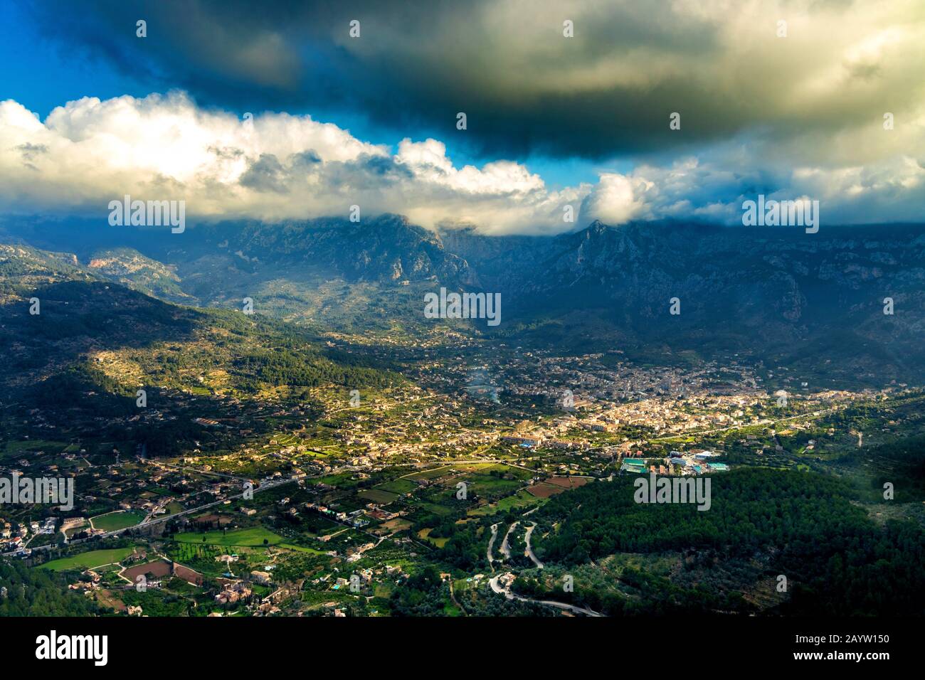 Luftbild des Dorfes Soller, Bergkette Serra de Tramuntana im Hintergrund, 04.01.2020, Spanien, Balearen, Mallorca, Soller Stockfoto