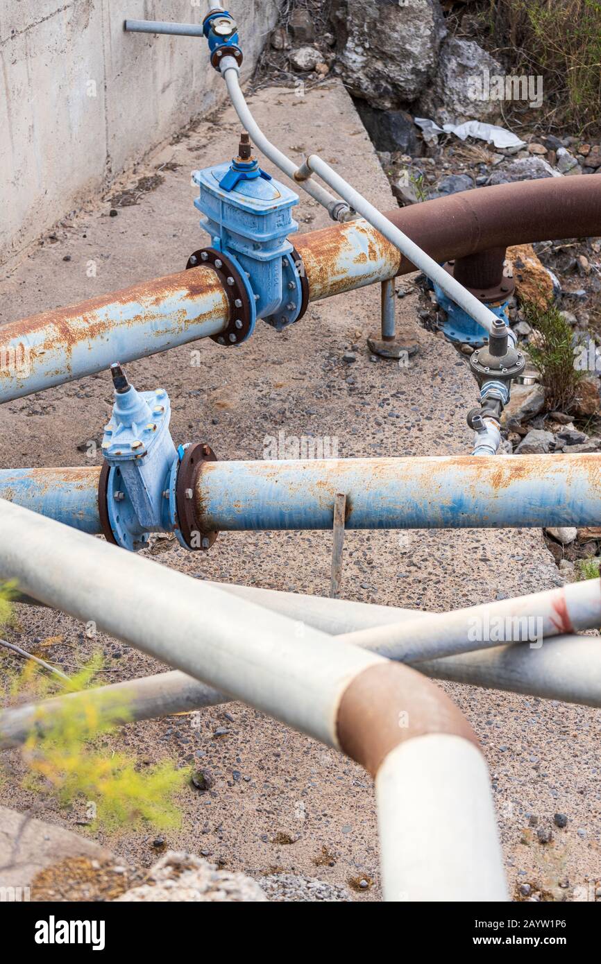 Wasserleitungen und Ventile, die Bewässerungswasser an die Farmen und Fincas im Süden von Teneras, Kanarische Inseln, Spanien liefern Stockfoto