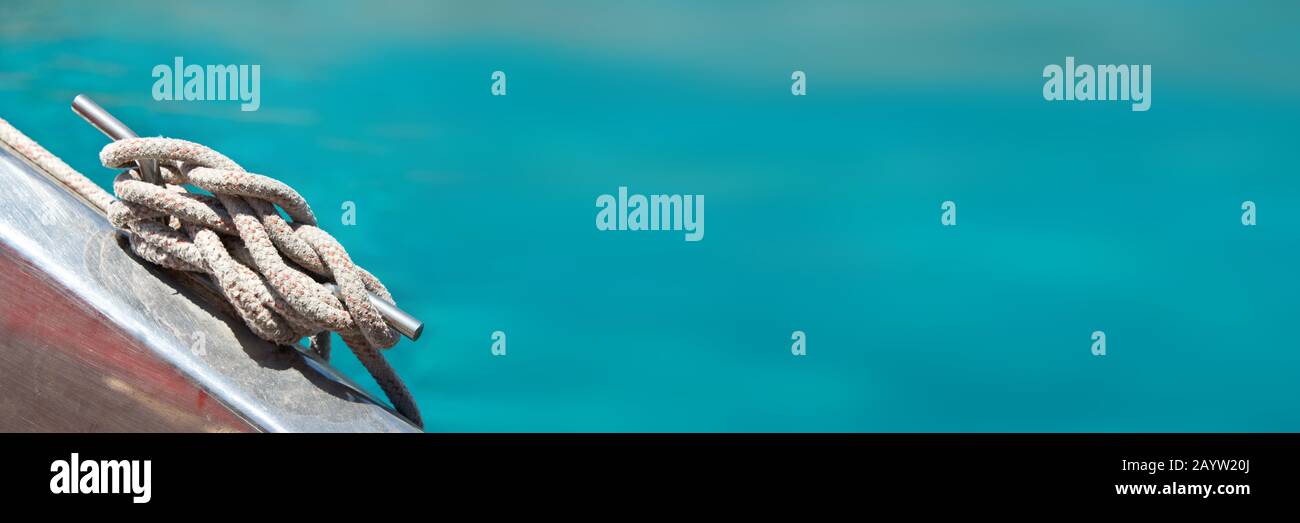 Nahaufnahme eines Seils auf einem segelboot, Meer im Hintergrund, Panorama-Webbanner Stockfoto