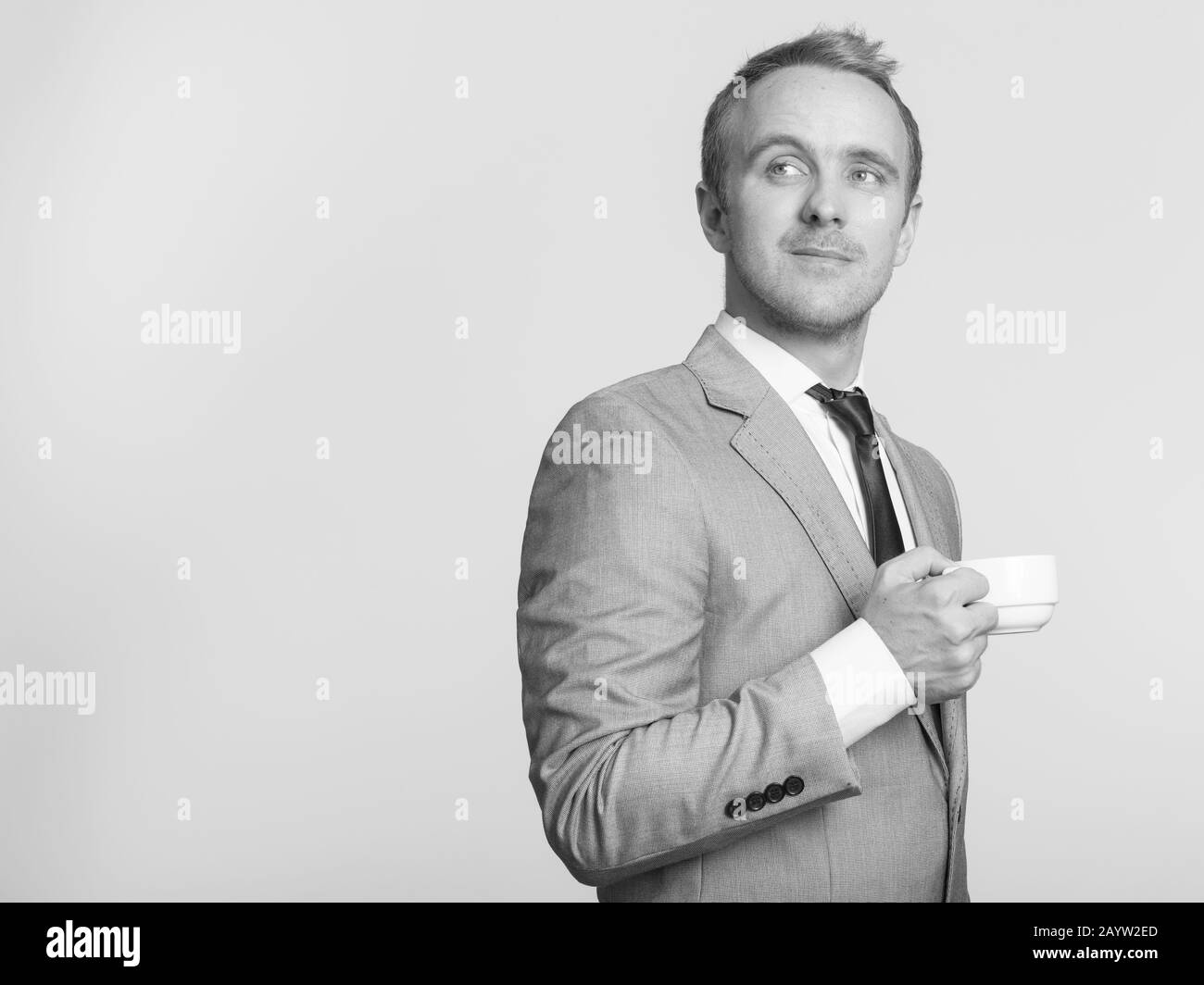Porträt eines gutaussehenden Geschäftsmannes in Anzug mit Kaffeetasse Stockfoto