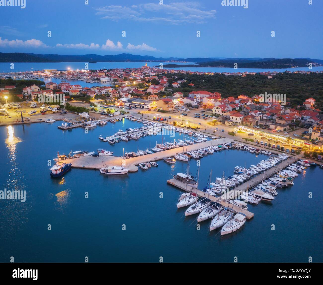 Luftaufnahme von Booten und Yachten in Hafen und Stadt bei Nacht Stockfoto