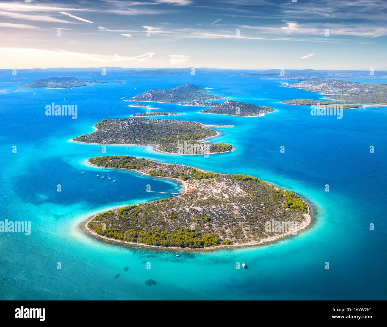 Luftaufnahme von den betuchigen Inseln im Meer am sonnigen Tag Stockfoto