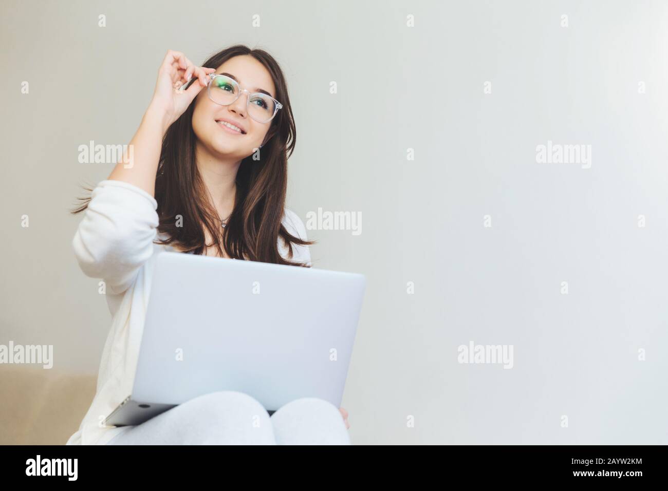 Freiberufler von Frauen genießen kostenlosen Zeitplan, da sie zu Hause arbeiten, die Anwendung auf dem Laptop aktualisieren und eine kostenlose Internetverbindung nutzen. Frau satisfi Stockfoto