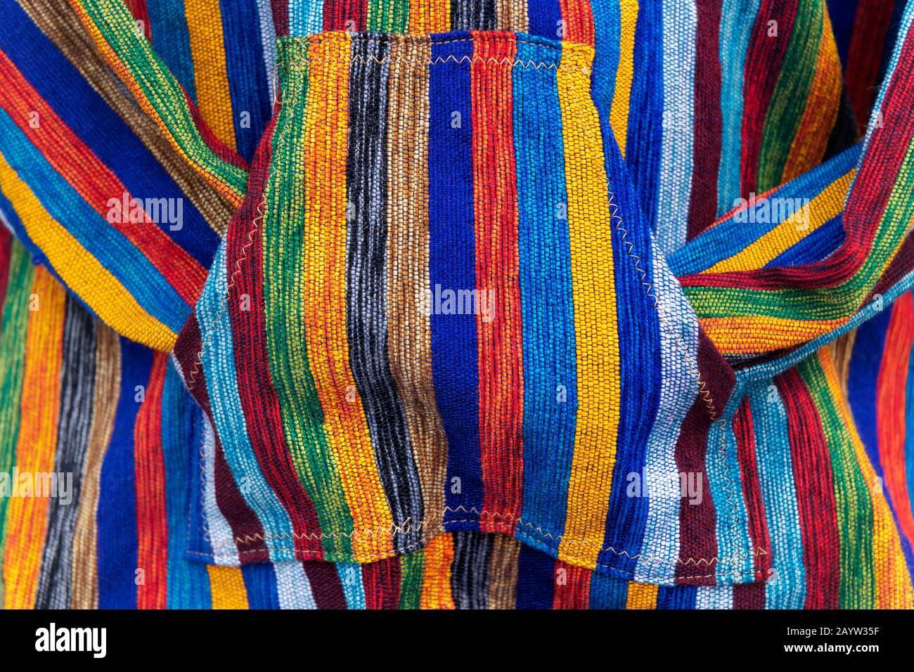 Bunte marokkanische Jacke. Nahaufnahme, abstrakter Hintergrund. Stockfoto