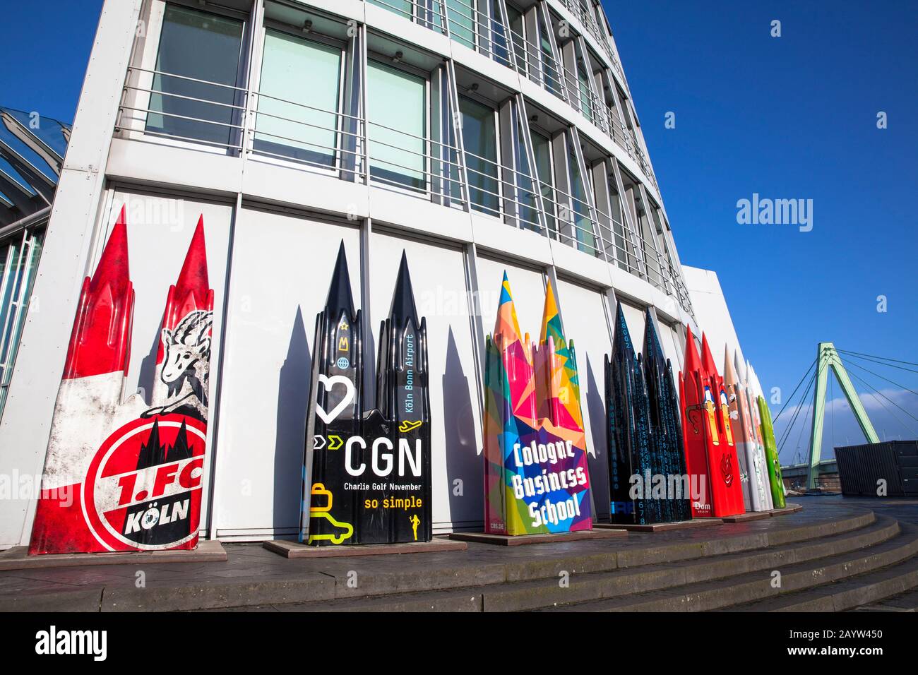 Skulptur Projekt 'DOME-Köln", farbenfrohe Skulpturen der Kathedrale vor dem Schokoladenmuseum im Rheinauer Hafen, Köln, Deutschland. Art.-Nr. Stockfoto