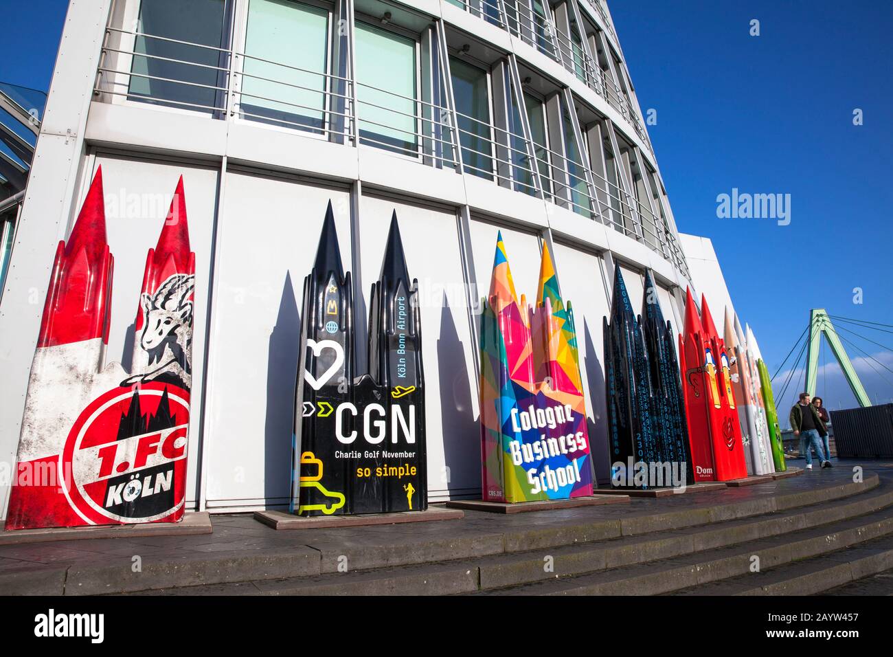 Skulptur Projekt 'DOME-Köln", farbenfrohe Skulpturen der Kathedrale vor dem Schokoladenmuseum im Rheinauer Hafen, Köln, Deutschland. Art.-Nr. Stockfoto