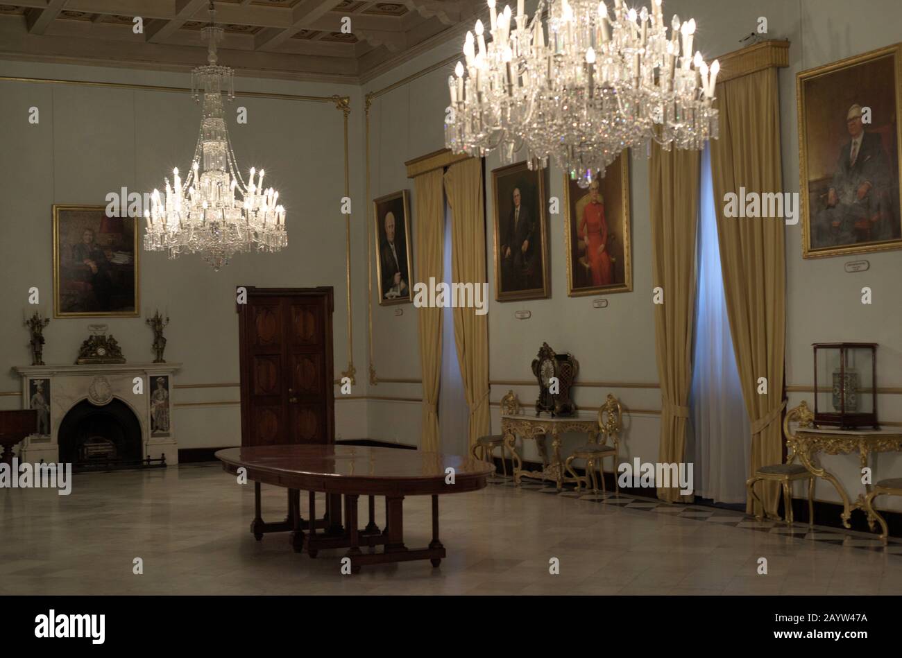 Palacio del Gran Maestre. Construído entre los siglos XVI y XVIII, fue la residencia del Gran Maestre de la Orden de San Juan. Vista del Comedor de Estado, de estilo Neoclásico (Siglo XIX). Decorado con retrato de Isabel II y los presientes malteses. La Valeta. Malta. Stockfoto