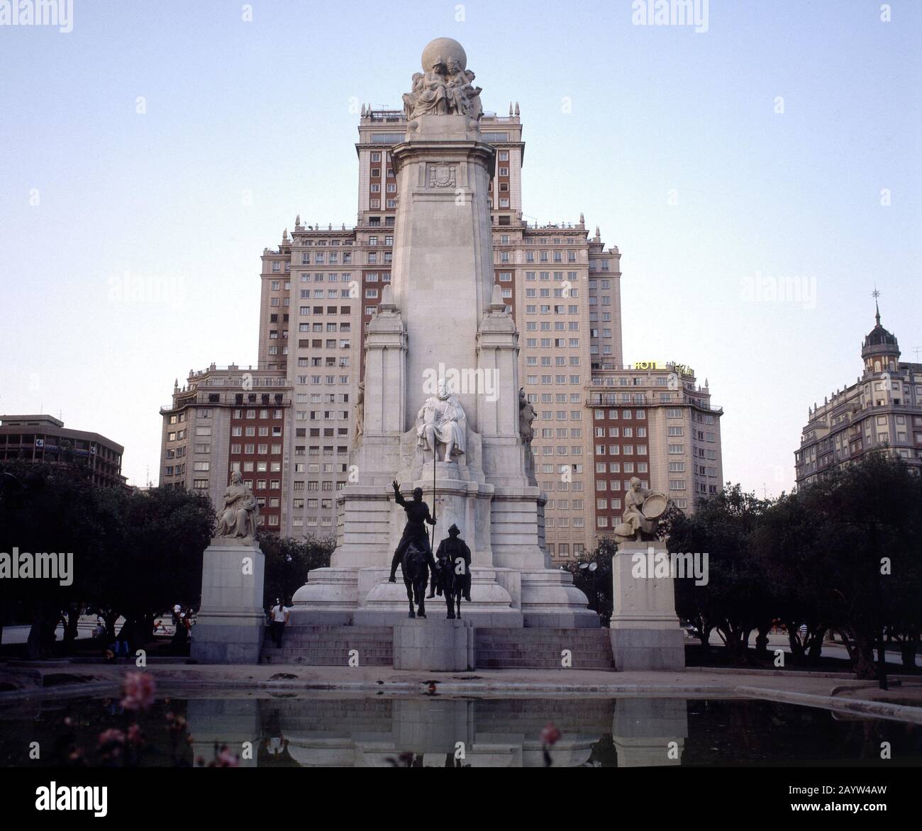 MONUMENTO A CERVANTES SITUADO EN PLAZA DE ESPAÑA DESDE 1960 AUNQUE SE COMENZO EN 1928 CON MOTIVO DEL TERCER ANIVERSARIO DE LA MUERTE DEL ESCRITOR. Autor: LORENZO COULLAUT VALERA. Ort: España. Spanien. MIGUEL DE Cervantes. QUIJADA LUIS DE. DON QUIJOTE. SANCHO PANZA. Stockfoto