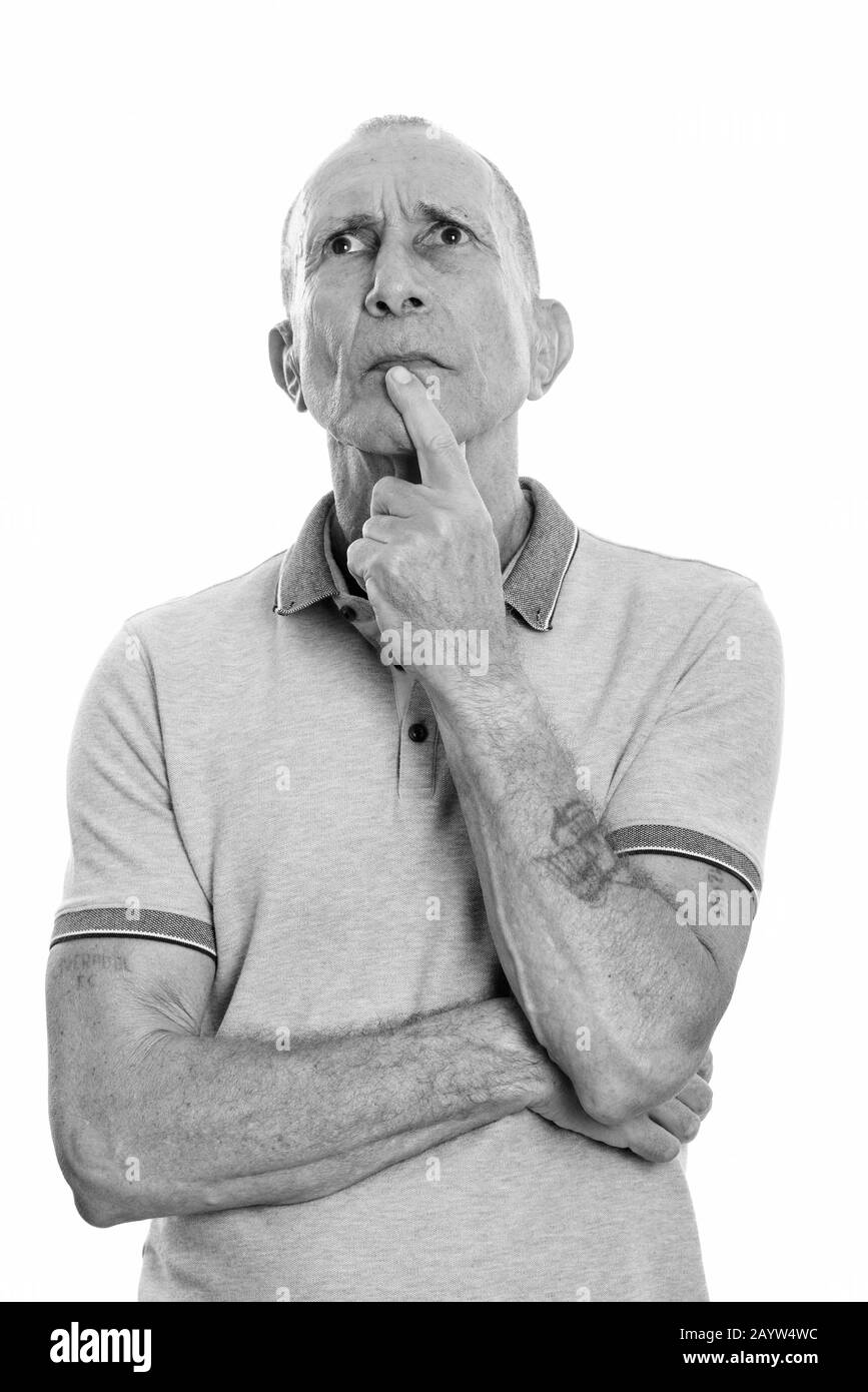 Studio shot der älteren Mann zu denken, während die Suche nach Stockfoto