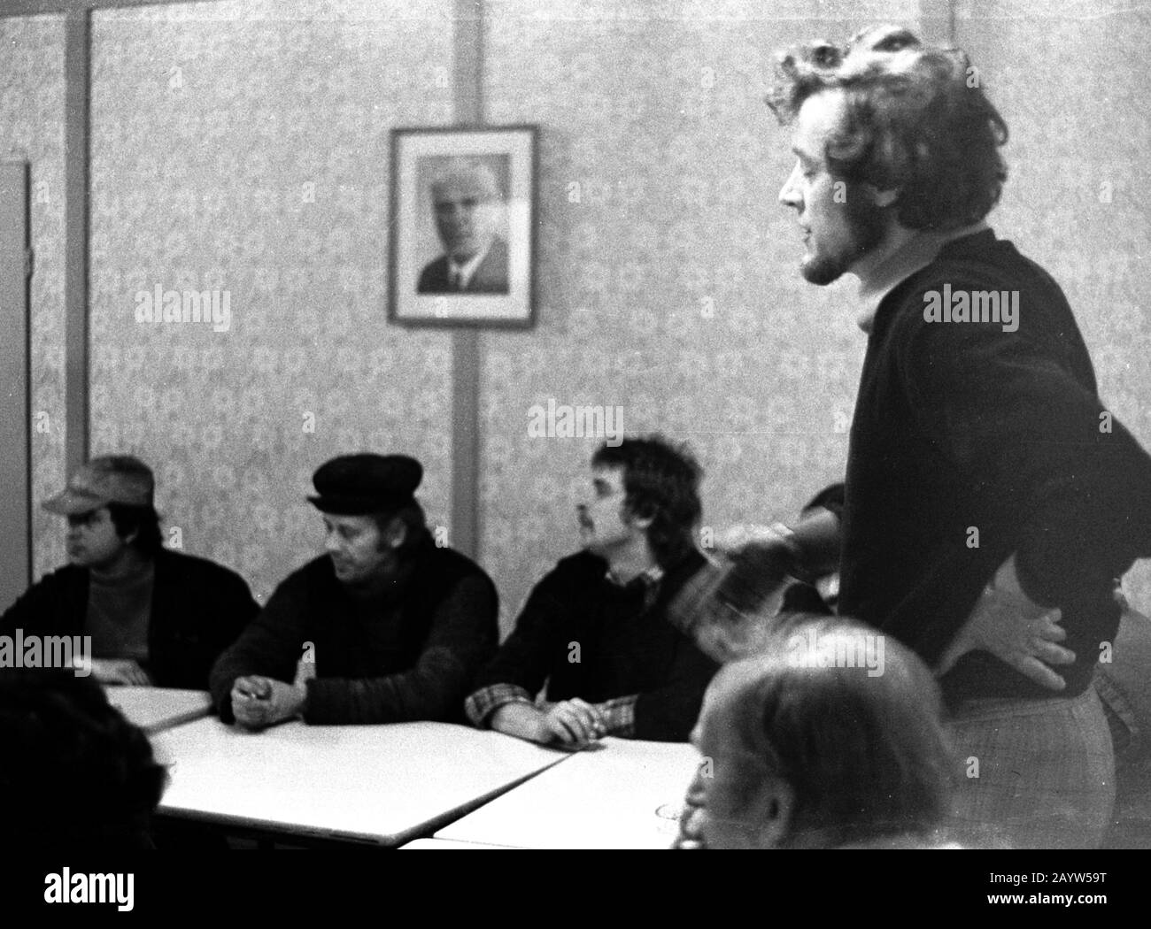 01. Januar 1983, --: In einer Versammlung von DDR-Arbeitern Anfang/Mitte der achtziger Jahre sitzen Arbeiter vor einem Porträt von Willis Stoph. Genaues Datum und Ort der Aufnahme sind nicht bekannt. Foto: Volkmar Heinz / dpa-Zentralbild / ZB Stockfoto