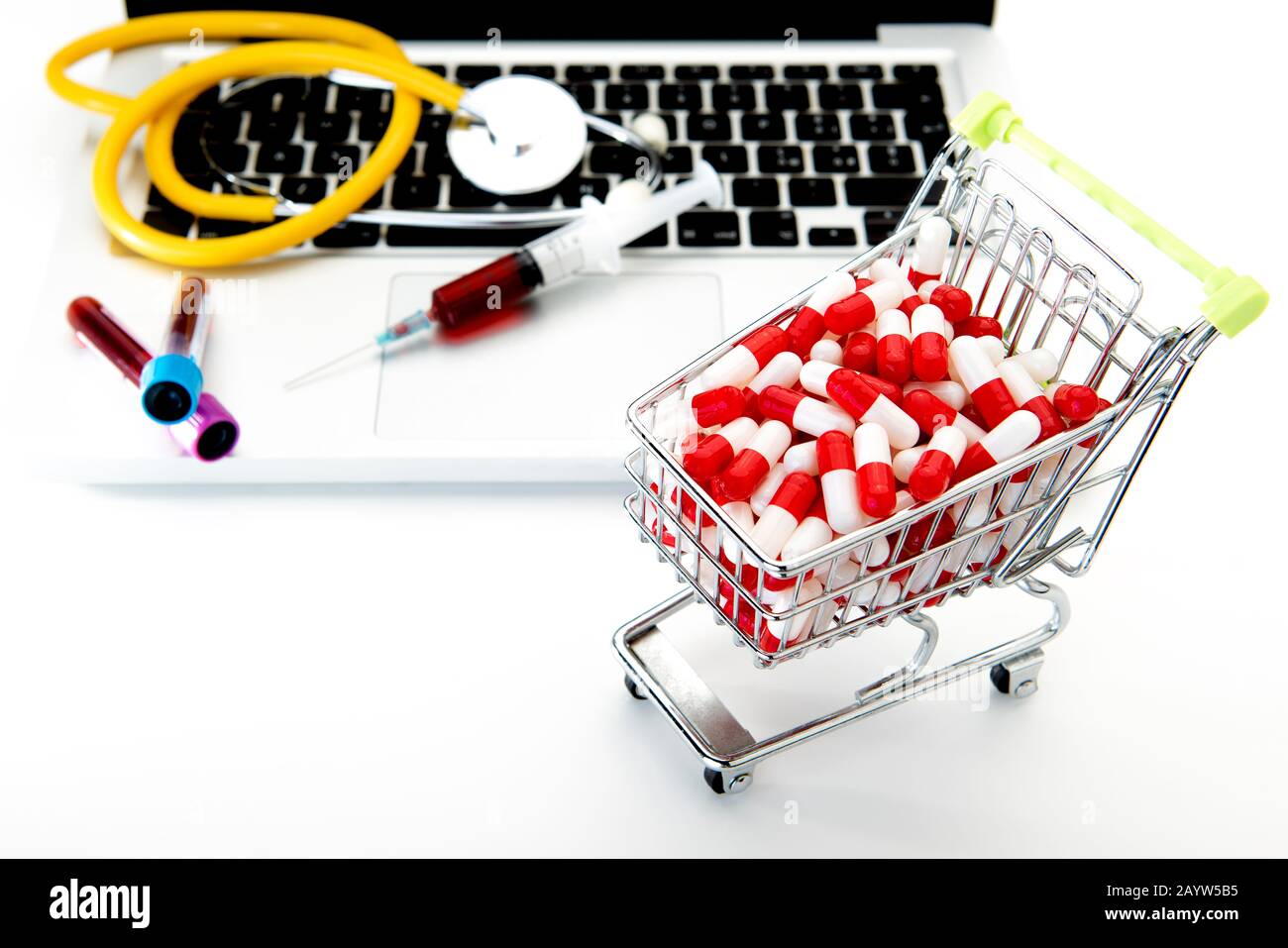 Laptop, farmaci, stetoscopio e attrezzi medici, concetto di auto diagnosi sul Web Stockfoto
