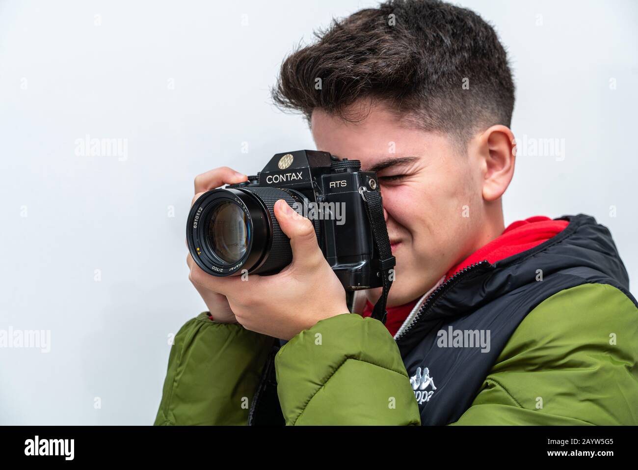 Sehen Sie sich im Sucher der alten Spiegelreflexkamera an Stockfoto