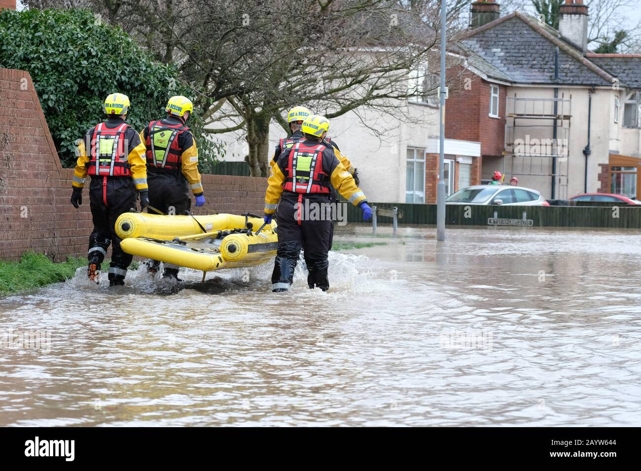 Hereford, Herefordshire, Großbritannien - Montag, 17. Februar 2020 - Große Überschwemmungen im Gebiet der Hinton Road der Stadt, nachdem der Fluss Wye seine Ufer platzte. Die örtlichen Feuerwehr-Rettungsteams dringen in Flutwasser ein, um die Bewohner zu retten, nachdem der Fluss Wye auf Rekordniveau angestiegen ist. Foto Steven May / Alamy Live News Stockfoto