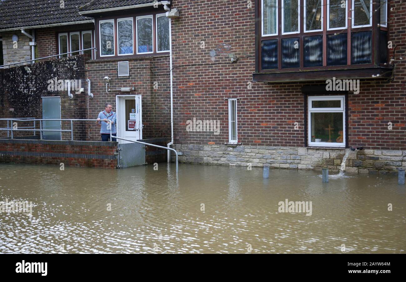 Bournemouth, Großbritannien. Februar 2020. Das Hochwasser vom nahe gelegenen River Stour umgibt das Kirchenzentrum in St Andrew's Church in Kinson, Bournemouth nach den starken Regenfällen von Storm Dennis. Bournemouth, Dorset, Großbritannien. Gutschrift: Richard Crease/Alamy Live News Stockfoto