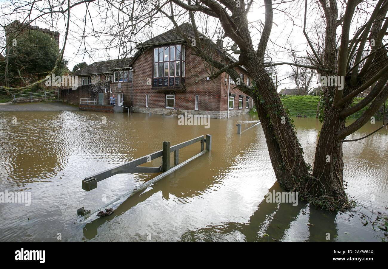 Bournemouth, Großbritannien. Februar 2020. Das Hochwasser vom nahe gelegenen River Stour umgibt das Kirchenzentrum in St Andrew's Church in Kinson, Bournemouth nach den starken Regenfällen von Storm Dennis. Bournemouth, Dorset, Großbritannien. Gutschrift: Richard Crease/Alamy Live News Stockfoto