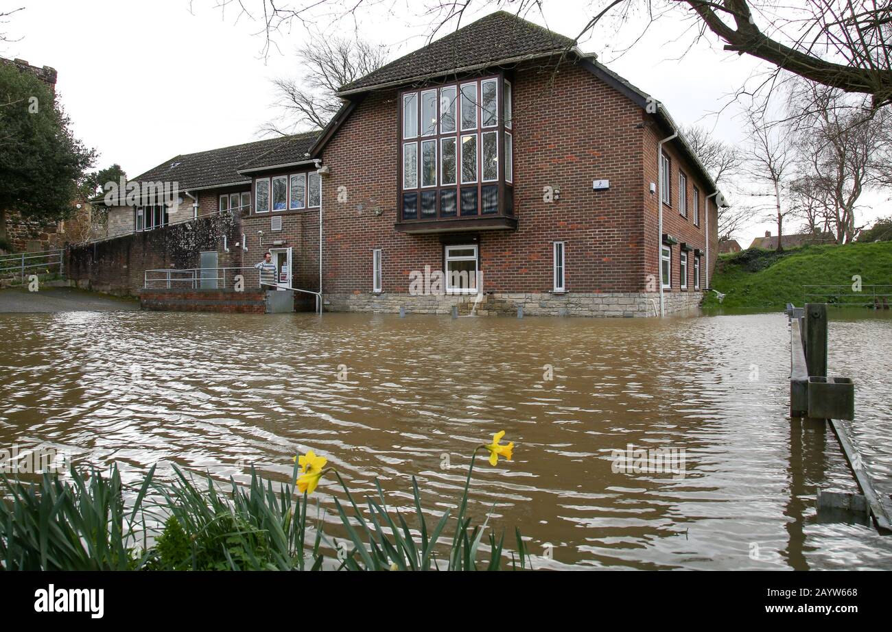 Bournemouth, Großbritannien. Februar 2020. Das Hochwasser vom nahe gelegenen River Stour umgibt das Kirchenzentrum in St Andrew's Church in Kinson, Bournemouth nach den starken Regenfällen von Storm Dennis. Bournemouth, Dorset, Großbritannien. Gutschrift: Richard Crease/Alamy Live News Stockfoto