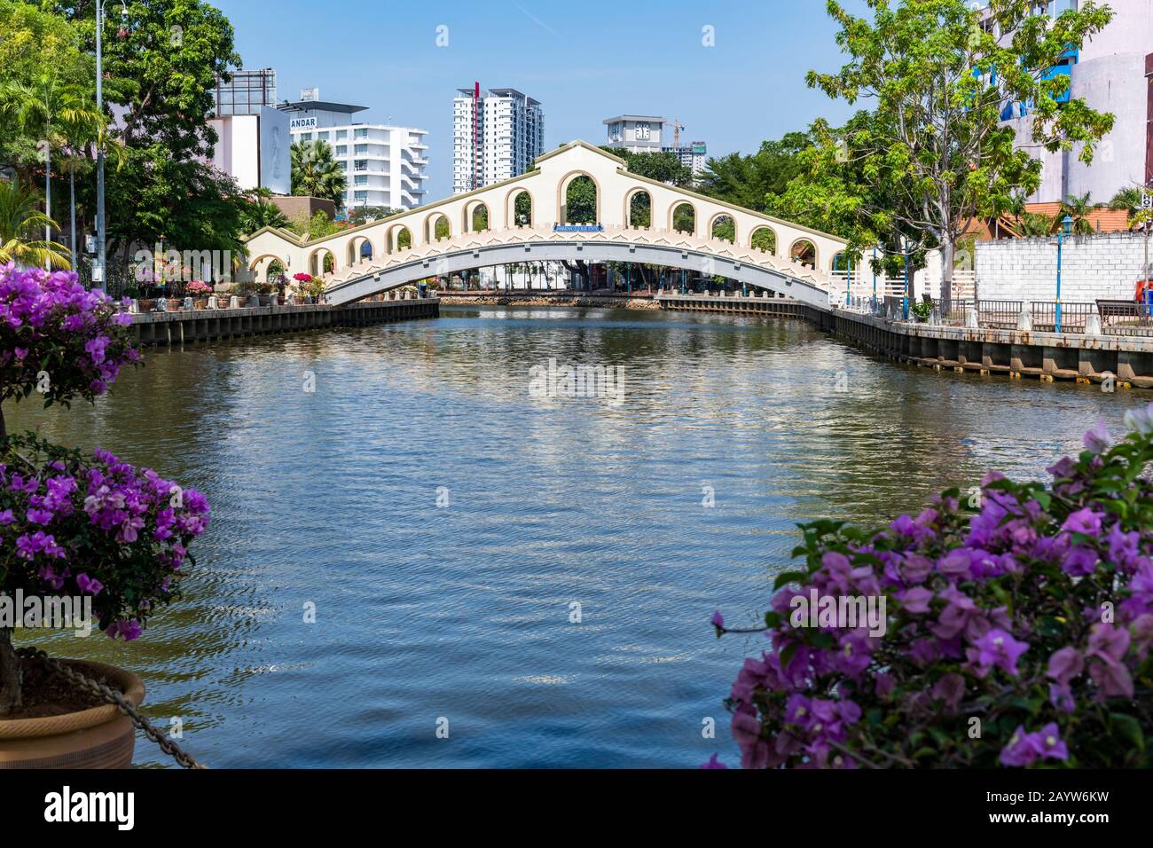 Historische Jambatan Bus Station Bridge über Melaka River, Malakka, Malaysia. Stockfoto