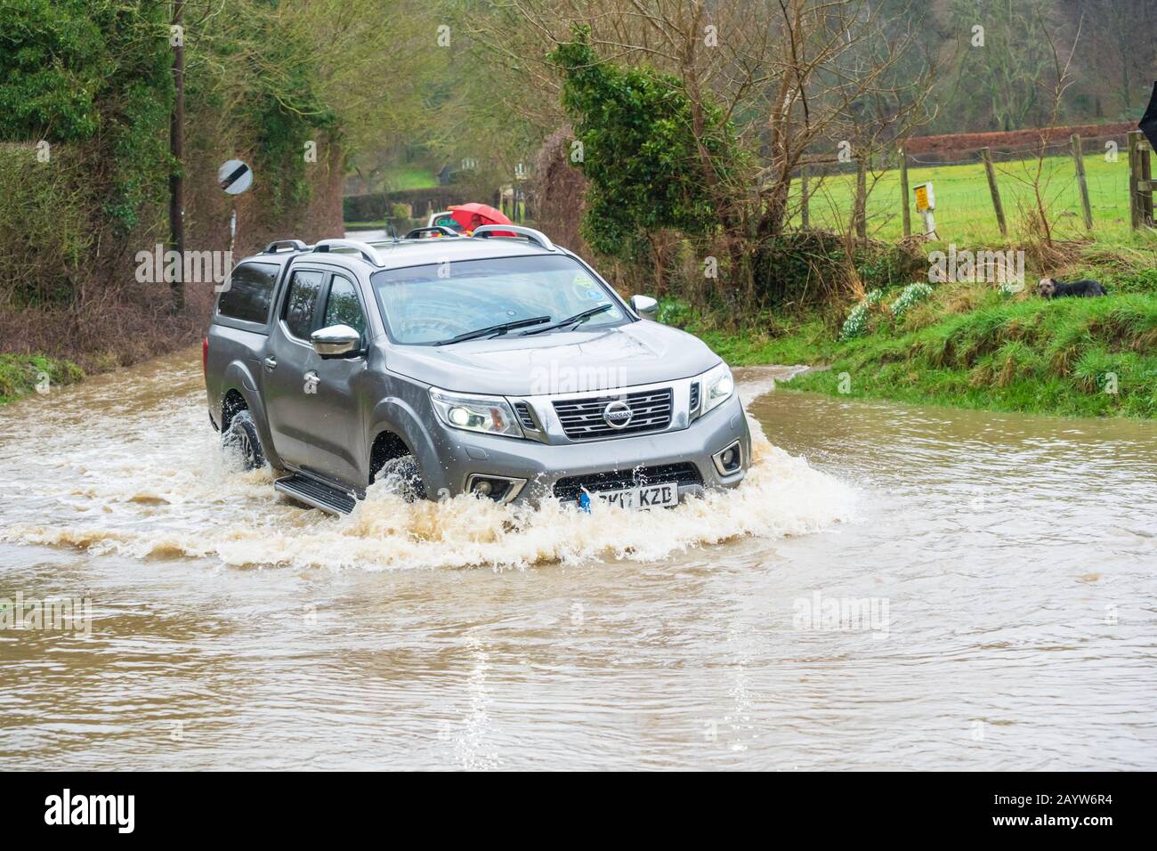 Auto fährt durch einen überfluteten ford in Much Hadham, Hertfordshire. GROSSBRITANNIEN Stockfoto