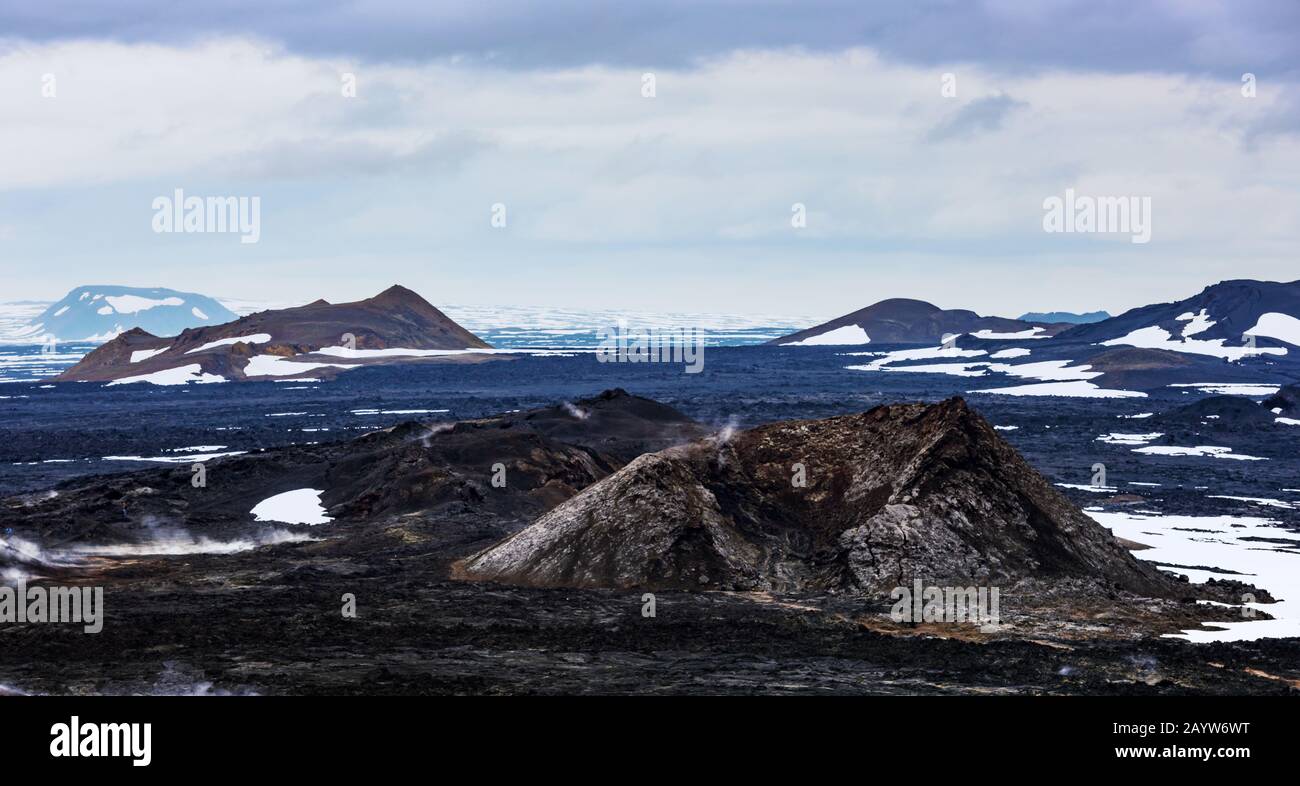 Panoramasicht auf das Reeky-Lavas-Feld im Geothermaltal Leirhnjukur, in der Nähe des Vulkans Krafla, Island. Landschaftsfotografie Stockfoto