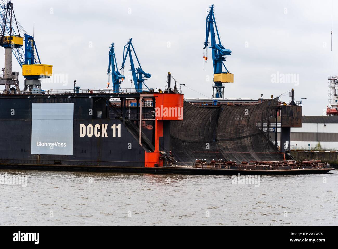 Hamburg, Deutschland - 4. August 2019: Schwimmende Werft im Hamburger Hafen. Unternehmen Blohm+Voss, Dock 11 Stockfoto