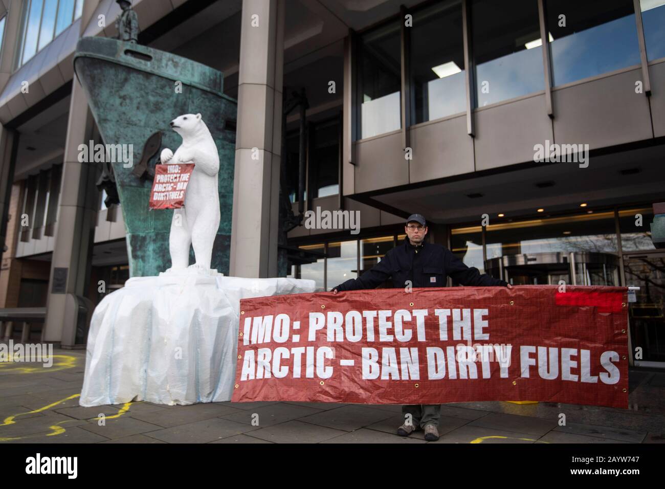 Umweltaktivisten Extinction Rebellion und Ecohustler protestieren gegen die Verschmutzung der Arktis durch die Schifffahrtsindustrie außerhalb der Internationalen Seeschifffahrtsorganisation in Westminster, London. Stockfoto