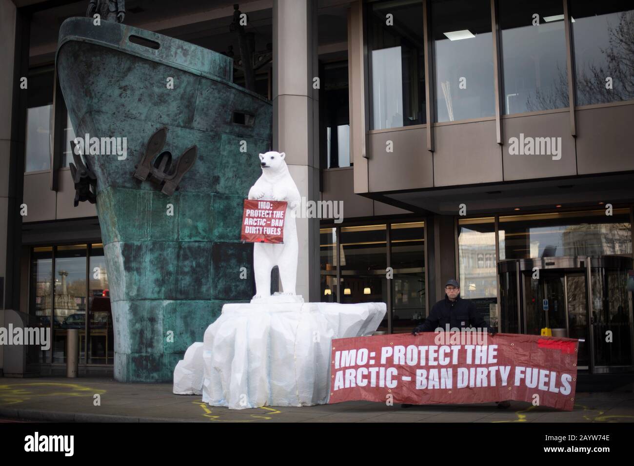 Umweltaktivisten Extinction Rebellion und Ecohustler protestieren gegen die Verschmutzung der Arktis durch die Schifffahrtsindustrie außerhalb der Internationalen Seeschifffahrtsorganisation in Westminster, London. Stockfoto