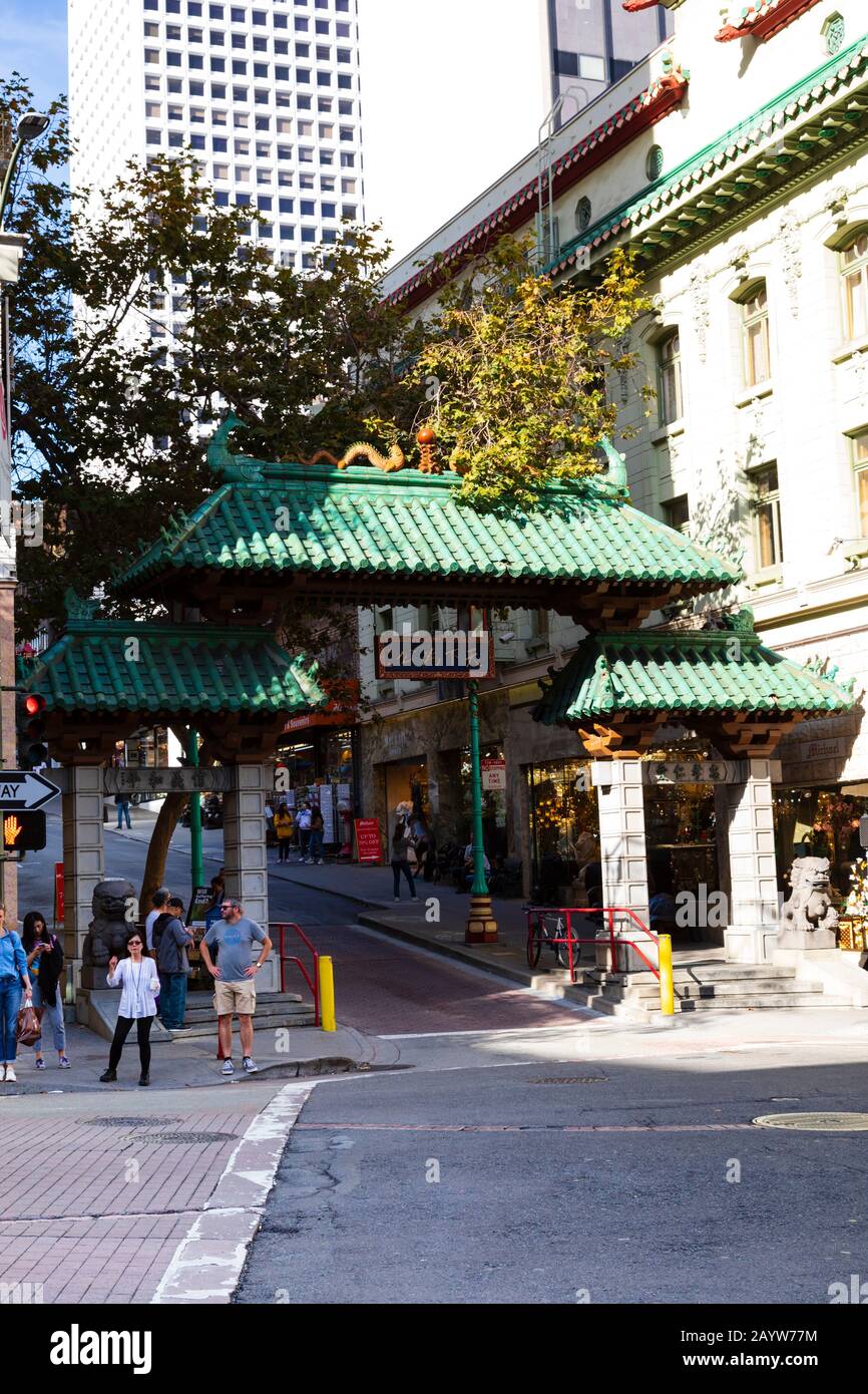 Touristen am Drachentor, Eintritt nach Chinatown, San Francisco, Kalifornien, USA. Stockfoto