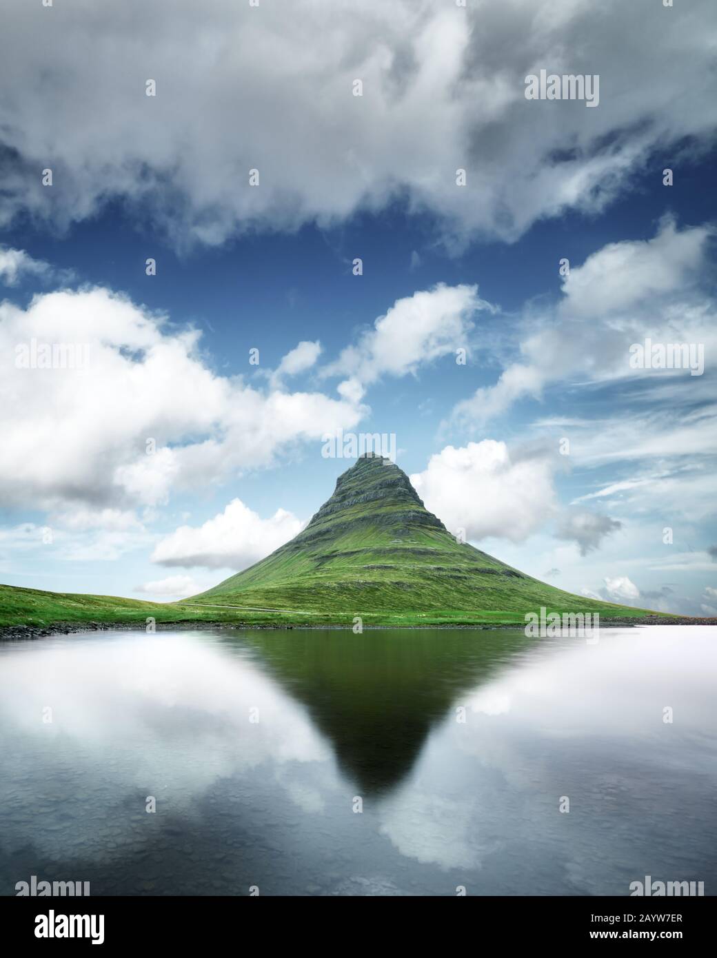 Wunderschöne Landschaft mit Kirkjufell-Berg, klarem See und Wolkenscape in blauem Himmel Stockfoto