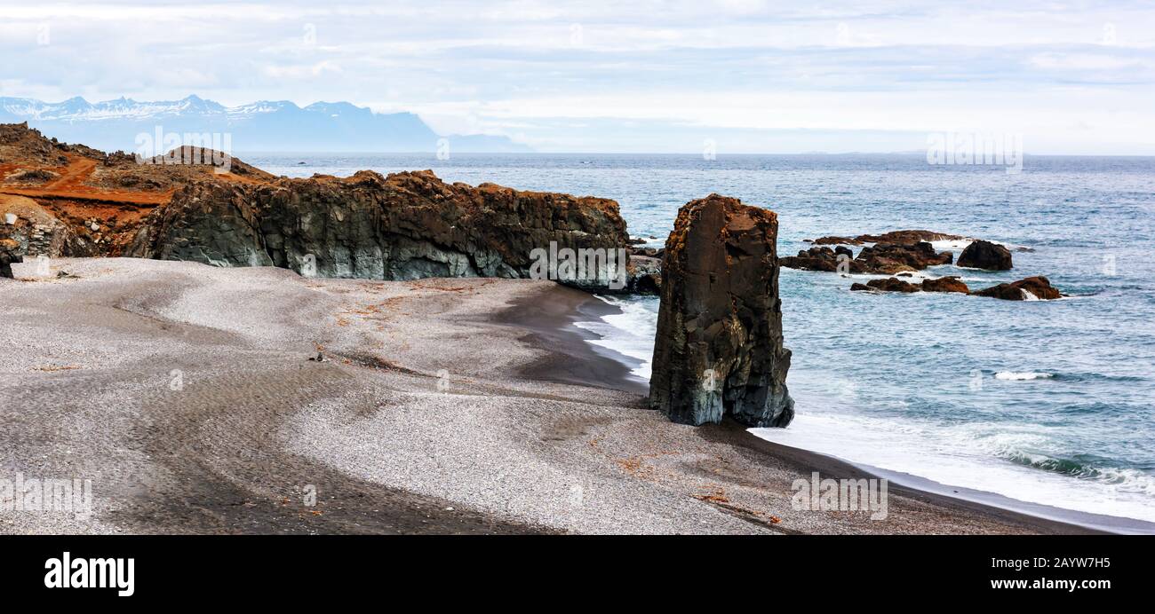 Panoramasicht auf berühmten Basaltfelsen an der Küste Islands. Landschaftsfotografie Stockfoto