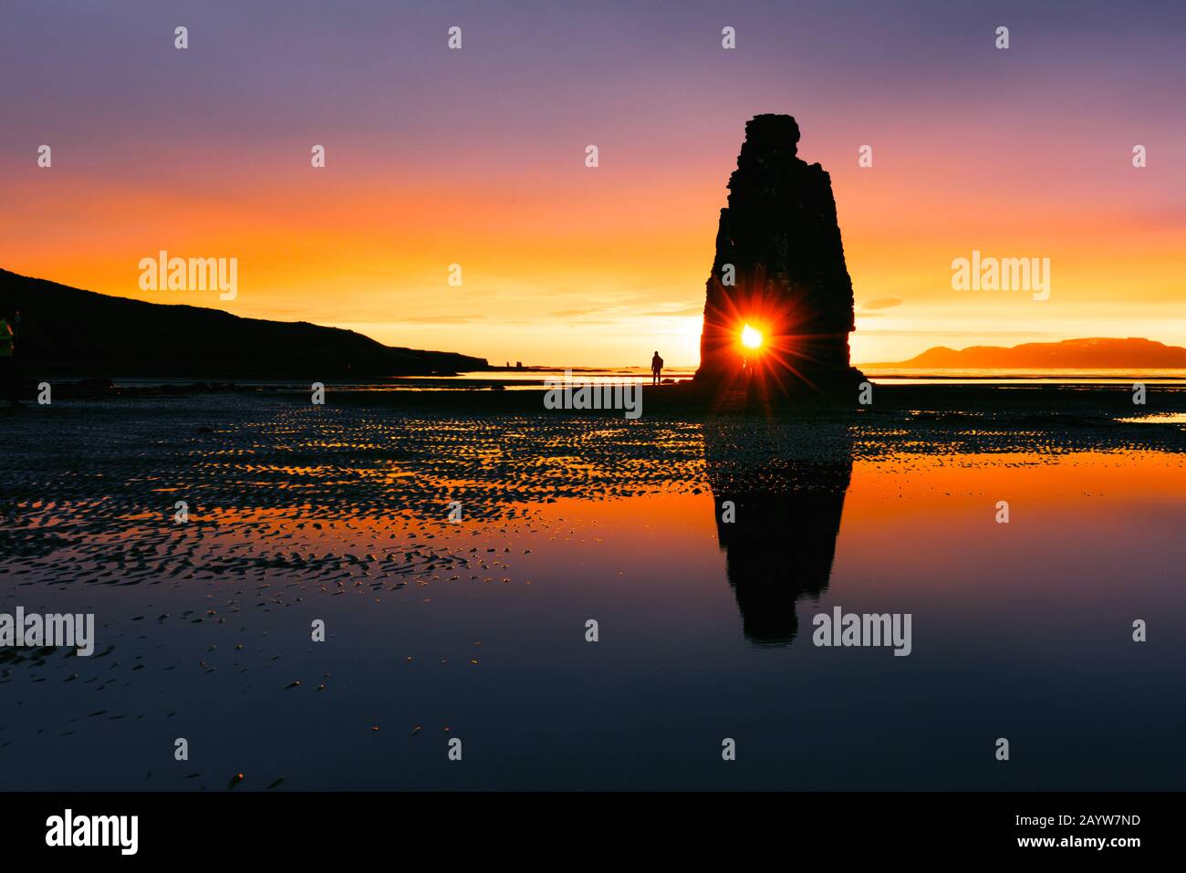 Unglaubliche Landschaft mit berühmtem Hvitserkur Felsen und dunklem Sand nach der Flut. Halbinsel Vatnsnes, Island, Europa Stockfoto