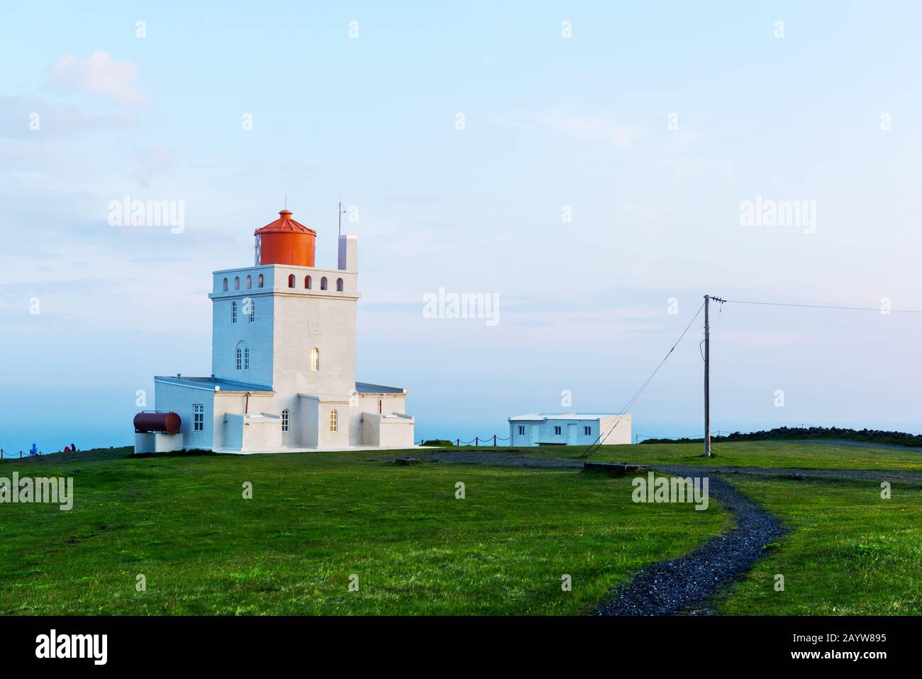 Landschaft mit weißem Leuchtturm am Kap Dyrholaey, an der Südküste des Atlantiks in Island Stockfoto