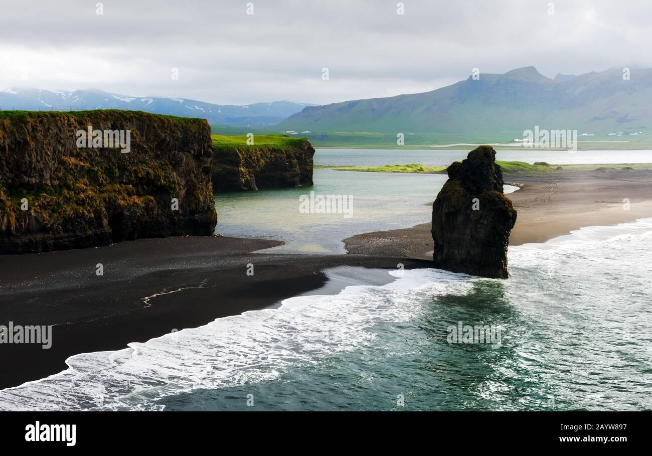 Wunderschöne Landschaft mit Felsen und Atlantik von der Südküste Islands. Schwarzer Strand, Reynisdrangar, Vik Stockfoto
