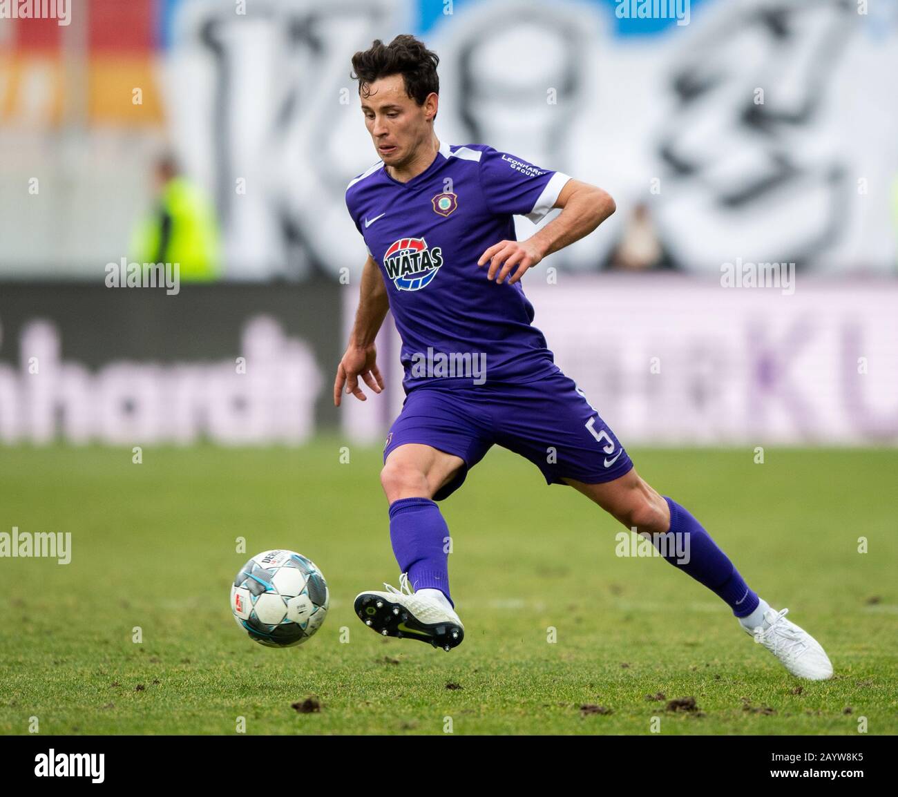 Aue, Deutschland. Februar 2020. Fußball: 2. Bundesliga, FC Erzgebirge Aue - Holstein-Kiel, 22. Spieltag, im Sparkassen-Erzgebirgsstadion. Den Ball spielt Aues Clemens Fandrich. Kredit: Robert Michael / dpa-Zentralbild / dpa - WICHTIGER HINWEIS: Gemäß den Vorschriften der DFL Deutsche Fußball Liga und des DFB Deutscher Fußball-Bund ist es untersagt, im Stadion und/oder aus dem fotografierten Spiel in Form von Sequenzbildern und/oder videoähnlichen Fotoserien auszunutzen oder auszunutzen./dpa/Alamy Live News Stockfoto