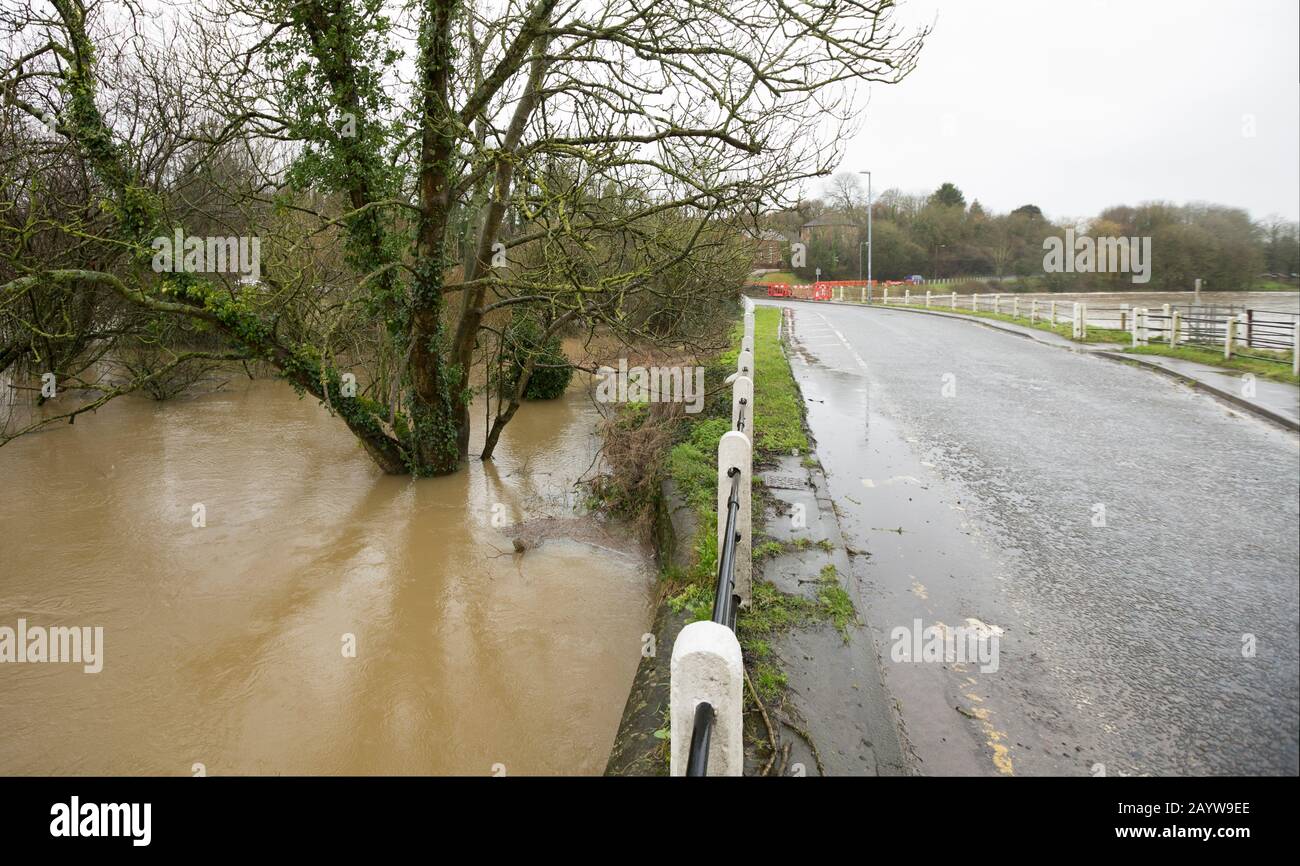 Die Straße, die sich der Sturminster Newton-Brücke mit Flutwasser vom Fluss Dorset Stour nähert, verursacht durch Regen von Storm Dennis. Der Sturm kam an Stockfoto