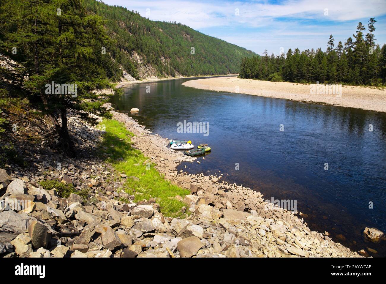 Blick auf den Fluss Chulman in South Yakutia, Russland, an einem Sommertag Stockfoto
