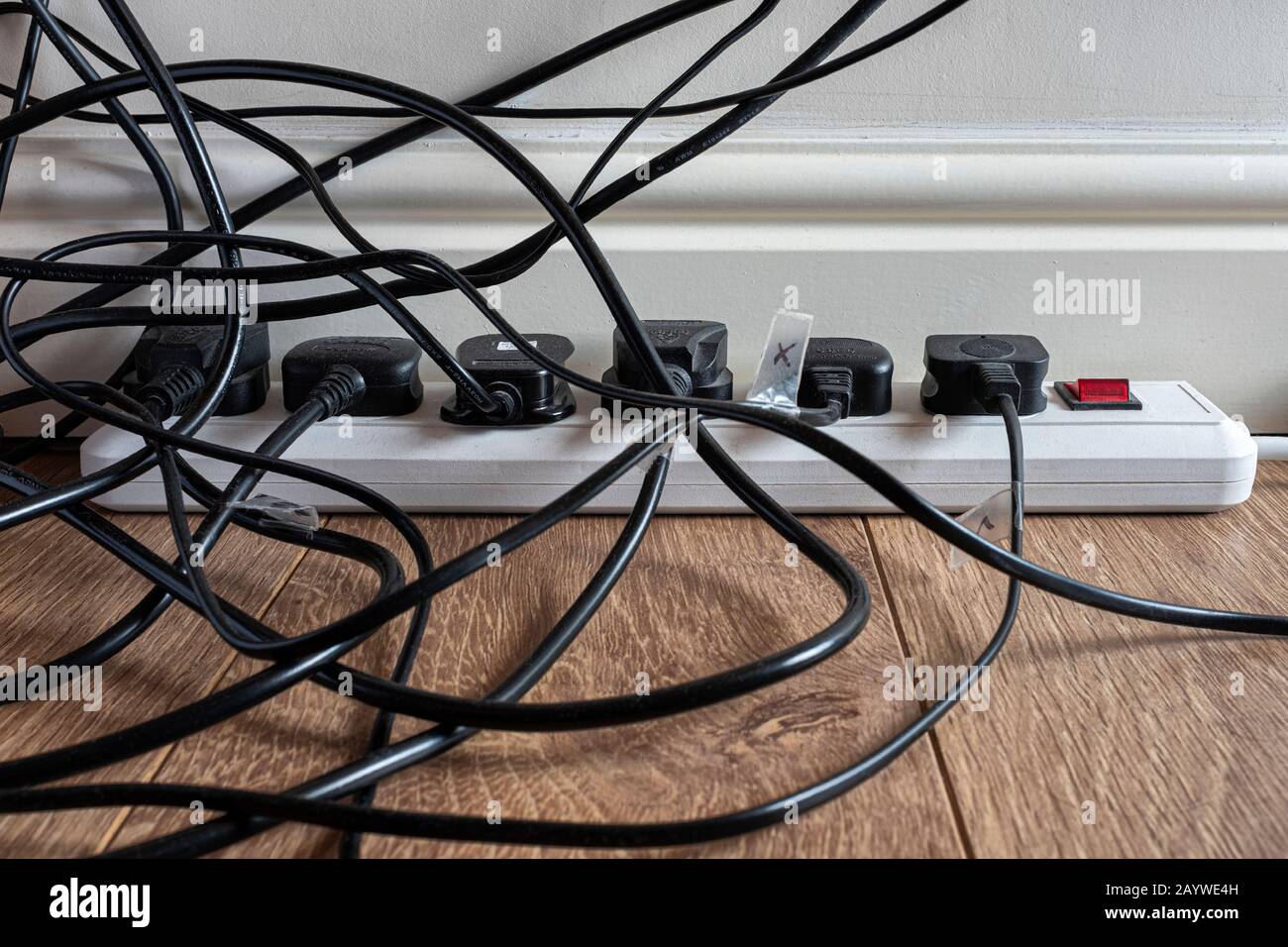 Mehrere elektrische Stecker in einem Heimbüro. Stockfoto