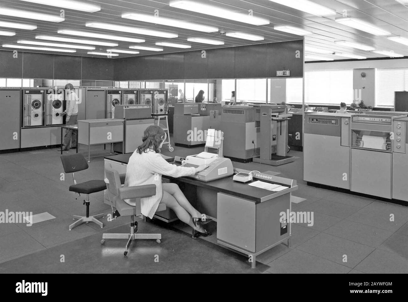 COMPUTING MIT MAGNETSCHEIBEN ETWA 1950 Stockfoto