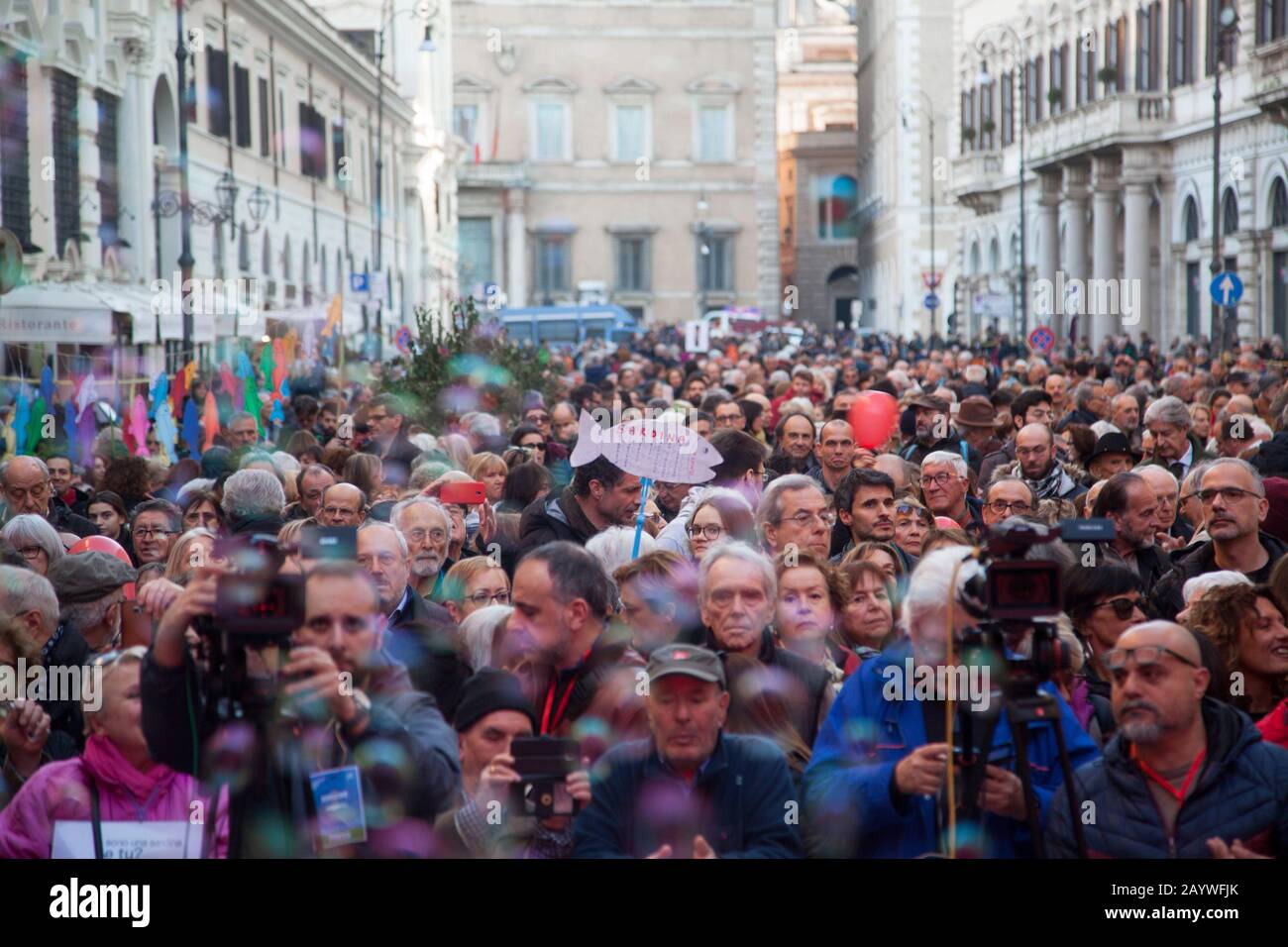 Demonstranten versammeln sich während einer Kundgebung der 'Sardinen-Bewegung' auf der Piazza Santi Apostoli in Rom, Italien. Stockfoto