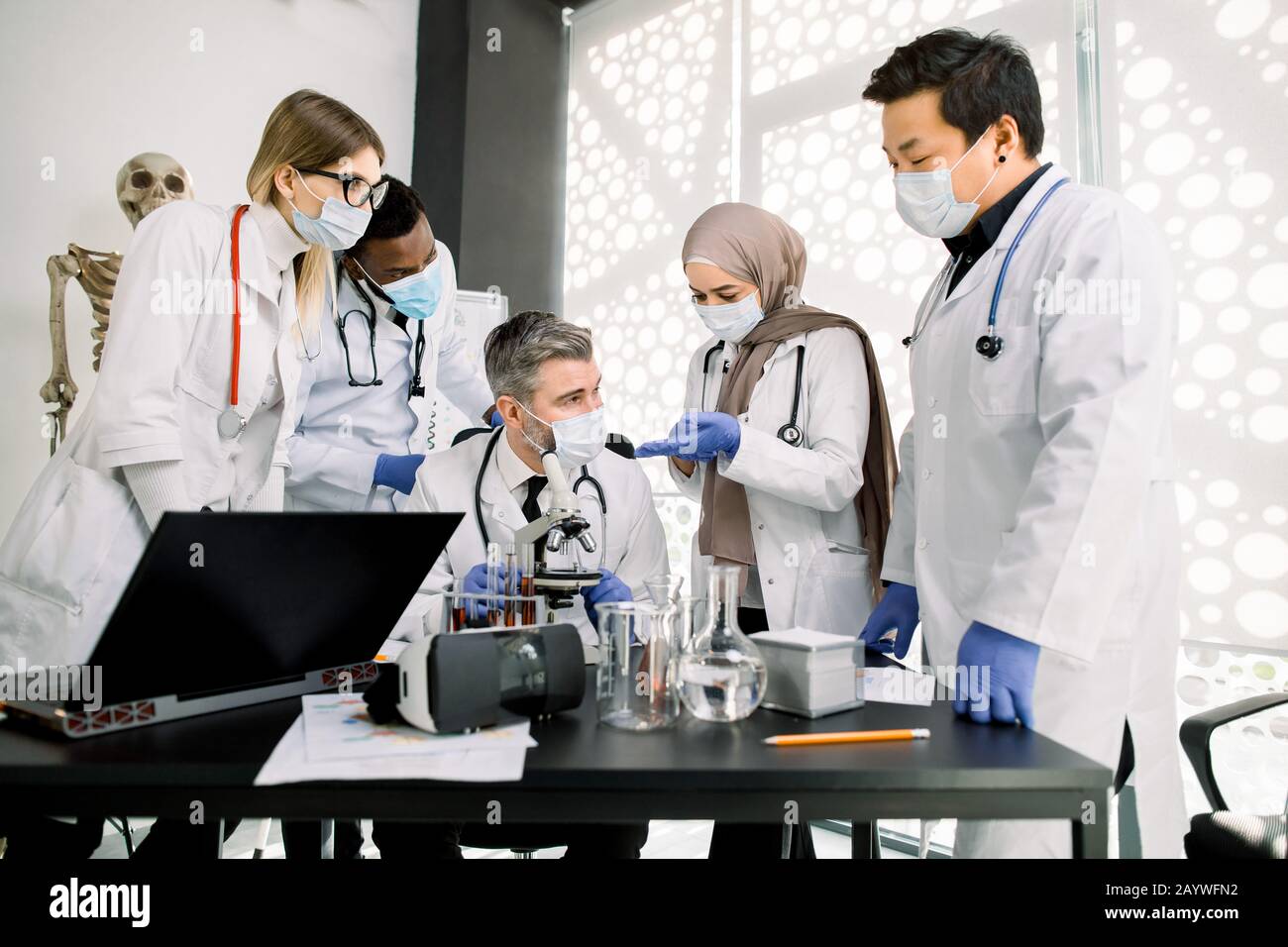 Konzept für Wissenschaft, Chemie, Technologie, Biologie und Medizin. Team multiethnischer junger Wissenschaftler, die während der wissenschaftlichen Forschung diskutieren Stockfoto