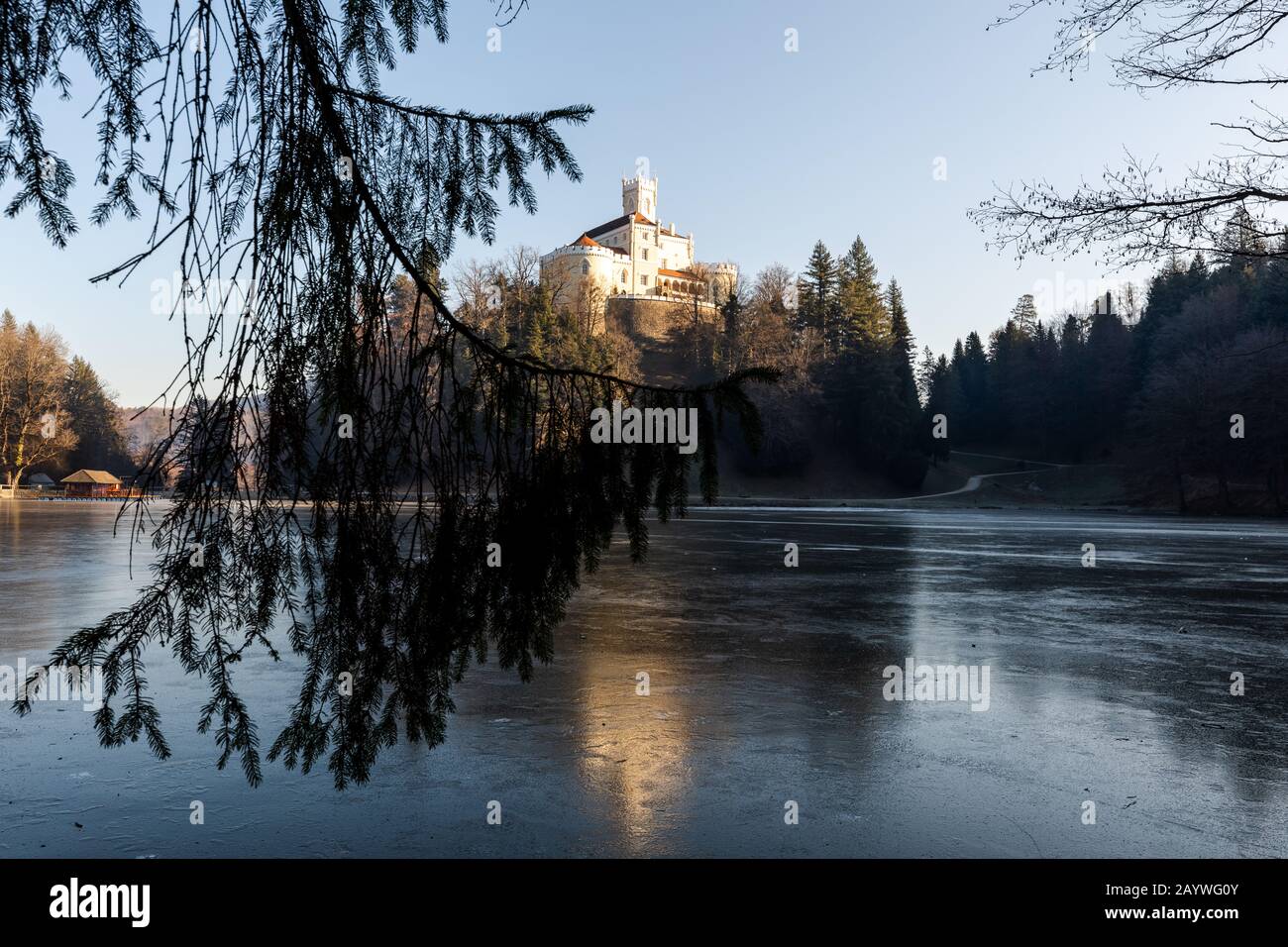 Die Burg über dem See, Kroatien Stockfoto