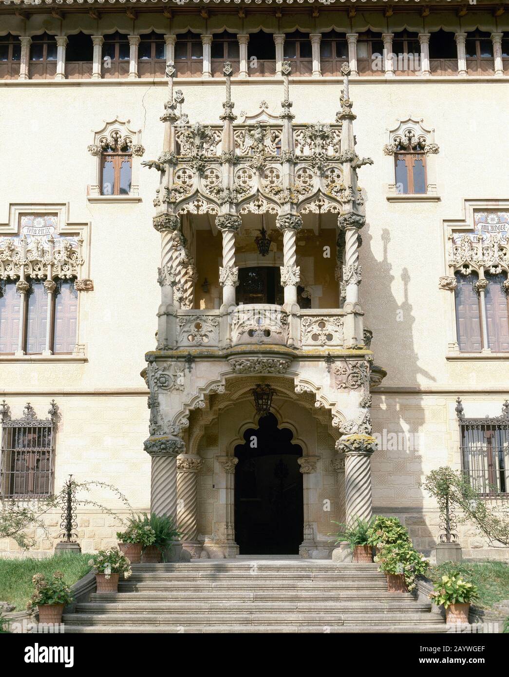 Spanien, Katalonien, Provinz Barcelona, Argentona. Gari House. Modernes Gebäude, entworfen von Josep Puig i Cadafalch, 1898-1900. Detail der Fassade mit dekorativen Elementen im neogotischen Stil. Stockfoto