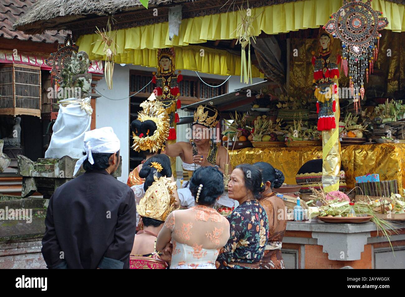 Ein balinesischer Hindu-Priester segnet in einer traditionellen balinesischen Hochzeitsfeier eine Brautweide. Stockfoto
