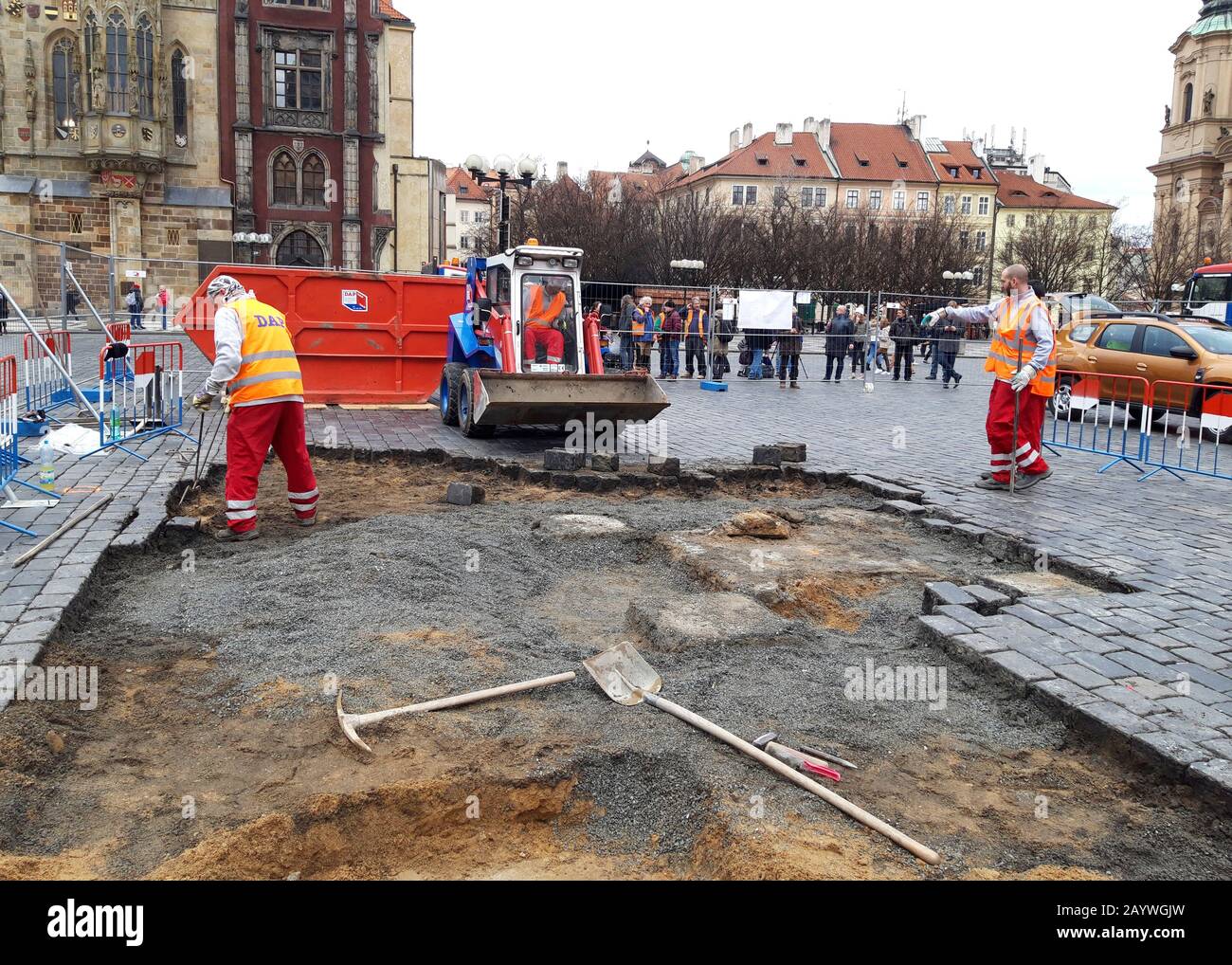 Prag, Tschechien. Februar 2020. Der Bau einer Nachbildung der Mariensäule aus dem 17. Jahrhundert begann am Altstädter Ring im Prager Zentrum am 17. Februar 2020 und soll Mitte September fertiggestellt werden, sagte der Autor des Replikats, der Bildhauer Petr Vana. Die 7,5 x 7,5 Meter große Baustelle wurde eingezäunt und einem Bauunternehmen übergeben, das sofort mit dem Entfernen des Straßenbelags und der Plakette begann, die an die ursprüngliche Säule erinnerte, sagte Vana vor Ort Reportern. Kredit: Petr Schreib/CTK Foto/Alamy Live News Stockfoto