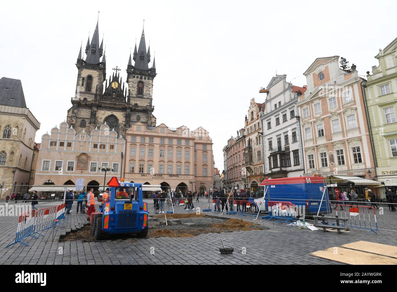 Prag, Tschechien. Februar 2020. Der Bau einer Nachbildung der Mariensäule aus dem 17. Jahrhundert begann am Altstädter Ring im Prager Zentrum am 17. Februar 2020 und soll Mitte September fertiggestellt werden, sagte der Autor des Replikats, der Bildhauer Petr Vana. Die 7,5 x 7,5 Meter große Baustelle wurde eingezäunt und einem Bauunternehmen übergeben, das sofort mit dem Entfernen des Straßenbelags und der Plakette begann, die an die ursprüngliche Säule erinnerte, sagte Vana vor Ort Reportern. Credit: Ondrej Deml/CTK Photo/Alamy Live News Stockfoto