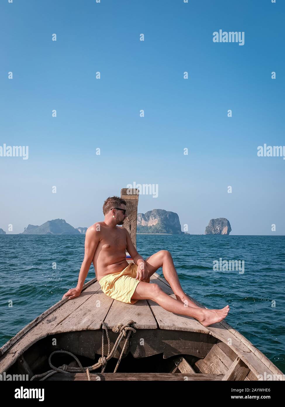 Männer schwimmen kurz auf dem Langschwänzboot in Krabi Thailand, Typ auf Urlaub Railay Strand Ao Nang krabi Stockfoto